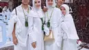 Tak hanya Nia Ramadhani, sang anak Mikhayla Zalindra Bakrie juga tak luput dari sorotan. Ia tampak begitu menawan dalam balutan hijab. Bahkan tak sedikit yang dibuat pangling dengan pesona cantik Mikhayla saat mengenakan hijab.(Liputan6.com/IG/@ramadhaniabakrie)