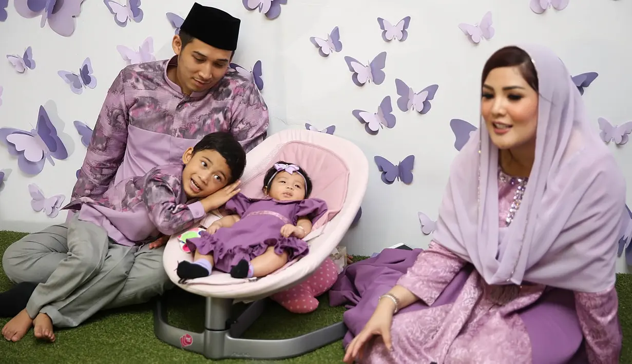 Untuk acara aqiqahnya sendiri, Nindy mengatakan telah dilaksanakan satu hari sebelumnya. Dan saat itu adalah acara syukuran dan pemotongan rambut anaknya, Akifa Dhinira Parasady Harsono.  (Bambang E. Ros/Bintang.com)
