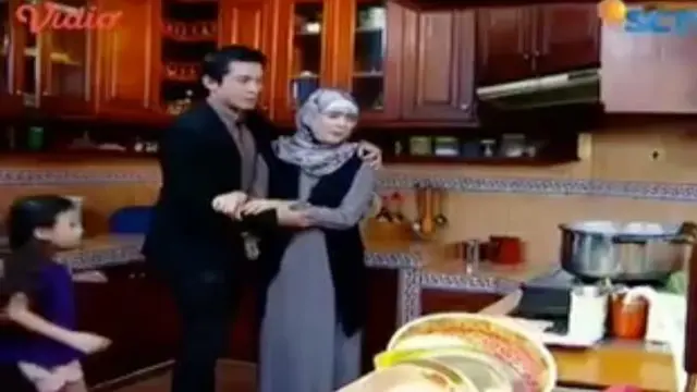 Viral Adegan Nabila Syakieb dan Boneka Hello Kitty Direbus. (Sumber: Twitter/ayaswords)