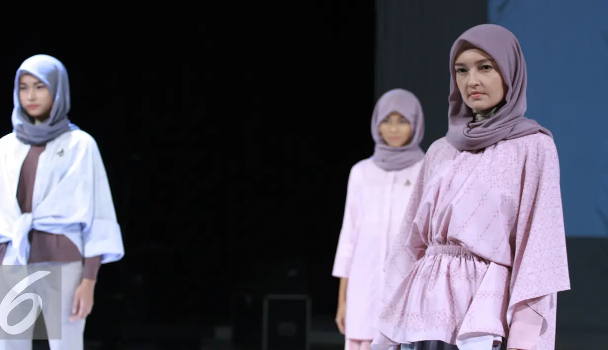 Sejumlah model berpose saat membawakan busana rancangan desainer Ria Miranda saat tampil di Riamiranda The Fourth Annual Trend Show 2017 di Hall Senayan City, Jakarta, Sabtu (10/12). (Liputan6.com/Herman Zakharia)