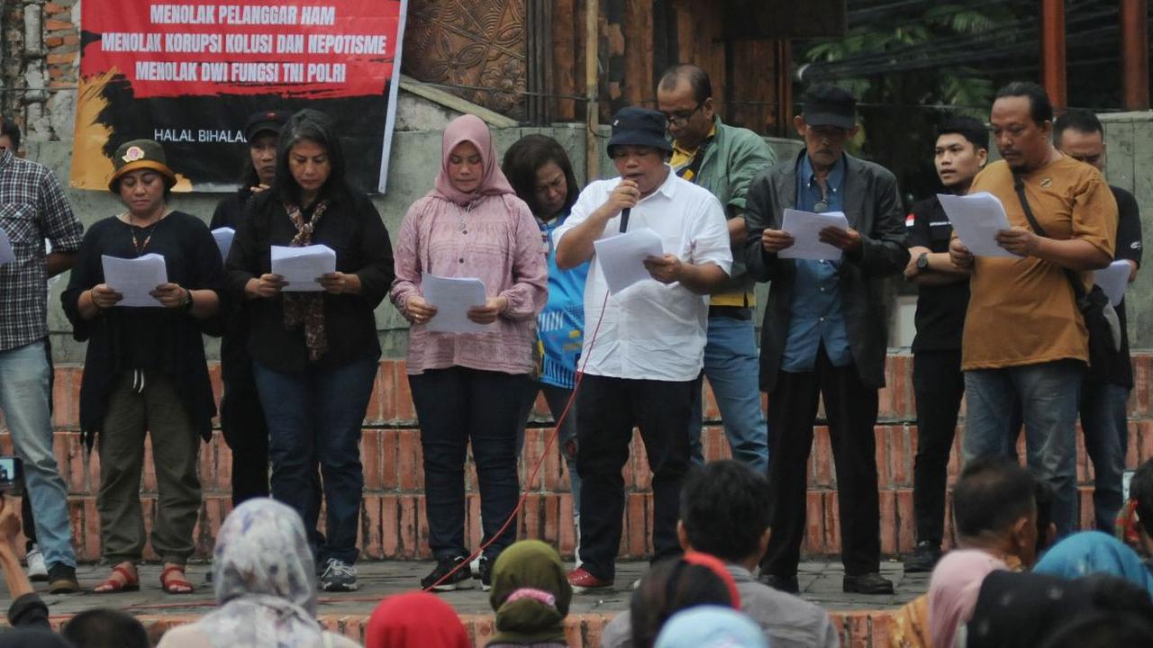 Sejumlah aktivis 98 menggelar aksi bertajuk 'Mimbar Rakyat dan Silaturahmi Akbar' di Lapangan Kampus Universitas Negeri Jakarta (UNJ), Jakarta, Jumat (26/4/2024). Dalam momen tersebut mereka menerbitkan Maklumat Bersama Aktivis 98 menjelang peringatan 26 