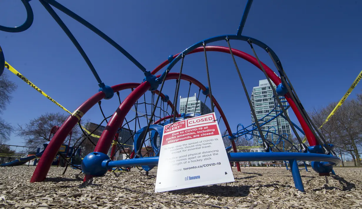 Taman bermain yang ditutup terlihat di Toronto, Kanada, Kamis (2/4/2020). Hingga Kamis (2/4/2020) pagi waktu setempat, Kanada melaporkan 10.132 kasus virus corona COVID-19 dengan jumlah kematian meningkat menjadi 127 jiwa. (Xinhua/Zou Zheng)