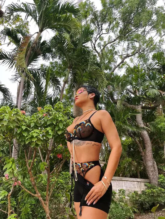 Untuk pilihan warna yang lebih aman, di sini Rihanna mengenakan set bralette berwarna hitam dengan detail patch embroidery pelangi, yang tidak membosankan. Foto: Instagram.