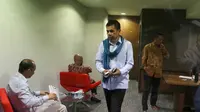 Plt.Ketua Umum PSSI, Hinca Panjaitan saat berada dalam ruang kerjanya di Kantor PSSI, Jakarta, Rabu (18/5/2016). (Bola.com/Nicklas Hanoatubun)