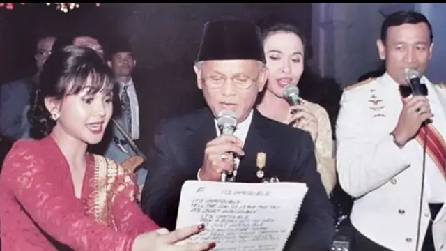 Yuni Shara bernyanyi bersama BJ Habibie pada 1998