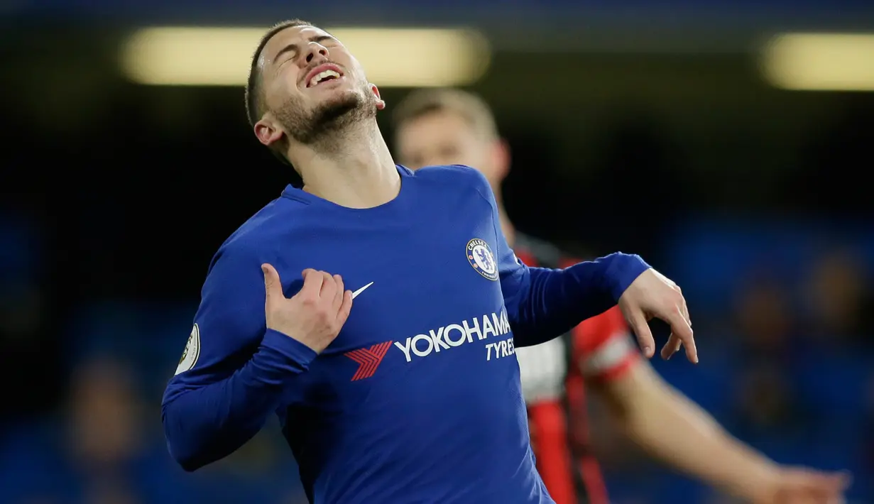 Pemain Chelsea, Eden Hazard bereaksi saat menjamu Bournemouth pada laga pekan ke-25 Premier League 2017-2018 di Stamford Bridge, Rabu (31/1). Chelsea menderita kekalahan telak 0-3 dari tamunya Bournemouth. (AP /Tim Ireland)