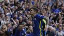 <p>Gelandang Chelsea, Christian Pulisic melakukan selebrasi usai mencetak satu-satunya gol pada menit 90 ke gawang West Ham United pada pertandingan lanjutan Liga Inggris di Stamford Bridge di London, Minggu (24/4/2022). Chelsea memenangkan pertandingan atas West Ham 1-0. (AP Photo/Alastair Grant)</p>