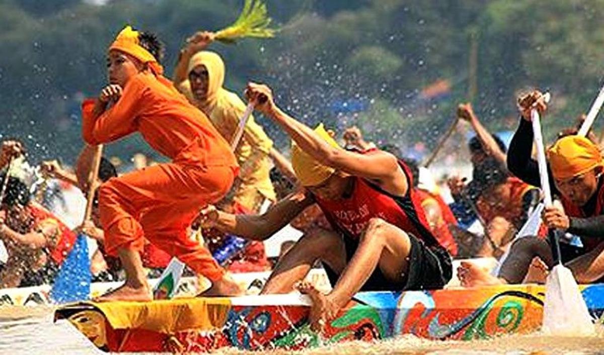 Lomba Pacu Jalur
