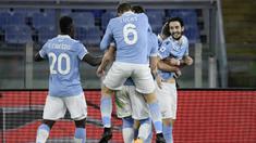 Gelandang Lazio, Luis Alberto (kanan) merayakan gol kedua timnya ke gawang AS Roma bersama rekan setim dalam laga lanjutan Liga Italia Serie A 2020/21 pekan ke-18 di Olympic Stadium, Roma, Jumat (15/1/2021). Lazio menang 3-0 atas AS Roma. (AFP/Filippo Monteforte)