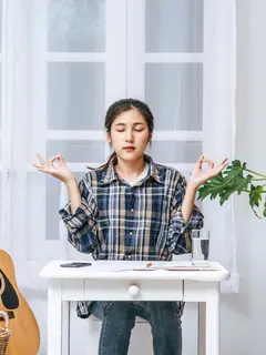 Di tengah ritme hidup yang serba cepat, mindfulness mengajak seseorang untuk lebih hadir pada saat ini dan menyadari pikiran maupun perasaan tanpa terburu-buru menghakiminya. (Foto/Dok: Magnific)