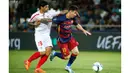 Pemain Sevilla, Ever Banega menahan laju pemain Barcelona, Lionel Messi pada laga UEFA Super Cup di Tbilisi, Georgia, Selasa (11/8/2015). Bercelona menang 5-4 atas Sevilla. (Reuters/Grigory Dukor)