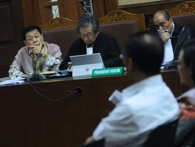 Terdakwa dugaan korupsi proyek e-KTP, Setya Novanto (kiri) menyimak keterangan para saksi pada sidang lanjutan di Pengadilan Tipikor, Jakarta, Senin (29/1). Sidang menghadirkan lima saksi dalam proyek e-KTP. (Liputan6.com/Helmi Fithriansyah)