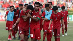 Pemain Timnas Indonesia U-19 menangis usai takluk dari Thailand di Piala AFF U-18 2017 di Stadion Thuwunna, Yangon, Jumat (15/9). Timnas Indonesia U-19 gagal ke final usai kalah 2-3 (0-0) dari Thailand lewat drama adu penalti. (Liputan6.com/Yoppy Renato)