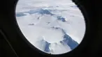Pegunungan es terlihat dari pesawat di wilayah Antartika Peninsula, (4/11). Operasi IceBridge yang dilakukan peneliti NASA berhasil menggambarkan kondisi es di Antartika lewat foto yang diambil dari pesawat Lockheed P-3 1966. (Mario Tama/Getty Images/AFP)