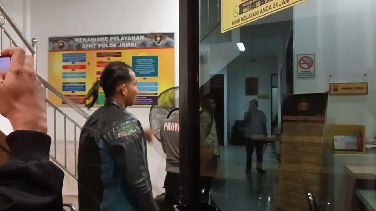 Selain membawa barang bukti, LM juga resmi melaporkan polisi diduga meminta dana tersebut ke Propam Polda Jambi. Laporan itu terlampir dengan nomor surat : STPL/31/VIII/2023/Yanduan.
