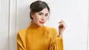 <p>Mengenakan sweater berwarna kuning, Syahnaz tampil kasual. Ia menggulung rambutnya dengan wajah yang dirias natural, namun tetap memberi kesan cantik yang tak berlebihan. Foto: Instagram.</p>