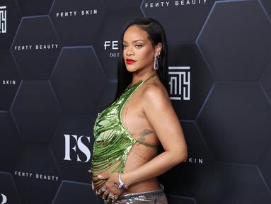 Rihanna berpose saat perayaan produk kecantikannya Fenty Beauty dan Fenty Skin di Goya Studios, Los Angeles, California, Amerika Serikat, 11 Februari 2022. Rihanna diketahui tengah hamil anak pertama dengan kekasihnya, A$AP Rocky. (Mike Coppola/Getty Images/AFP)