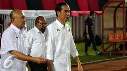 Presiden RI, Joko Widodo (depan) bersiap meniup peluit dimulainya babak kedua laga Persipura vs Persija di Torabika Soccer Championship presented by IM3 Ooredoo di Stadion Mandala Jayapura,Papua, Jumat (29/4/2016). (Liputan6.com/Helmi Fithriansyah)