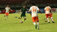 Duel Perseru vs PS TNI di Stadion GBT, Surabaya (28/1/2018). (Bola.com/Aditya Wany)