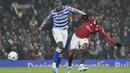 <p>Bek Manchester United, Aaron Wan-Bissaka mengumpan bola dari kawalan pemain Reading, Lucas Joao selama pertandingan putaran keempat Piala FA di Old Trafford di Manchester, Inggris, Minggu (29/1/2023). MU menang atas Reading 3-1. (AP Photo/Rui Vieira)</p>