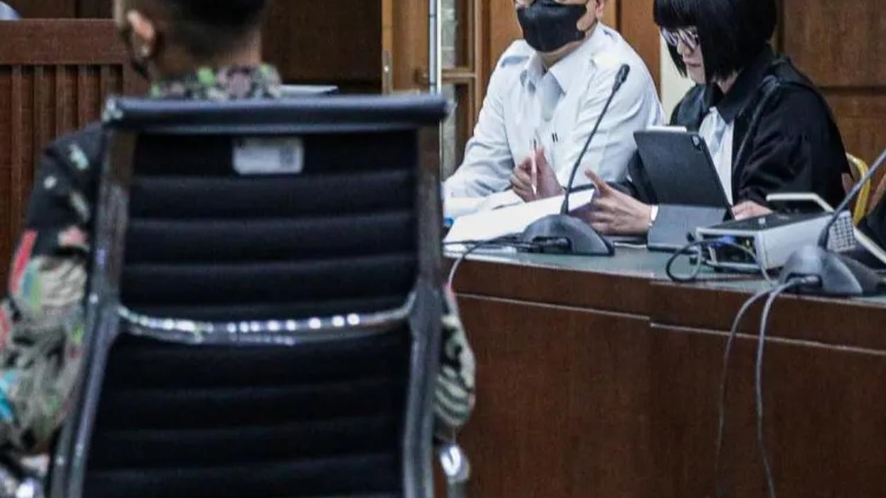 Rafael Alun pun tampak duduk didampingi penasehat hukumnya dan menyimak keterangan yang sampaikan anaknya Mario Dandy.