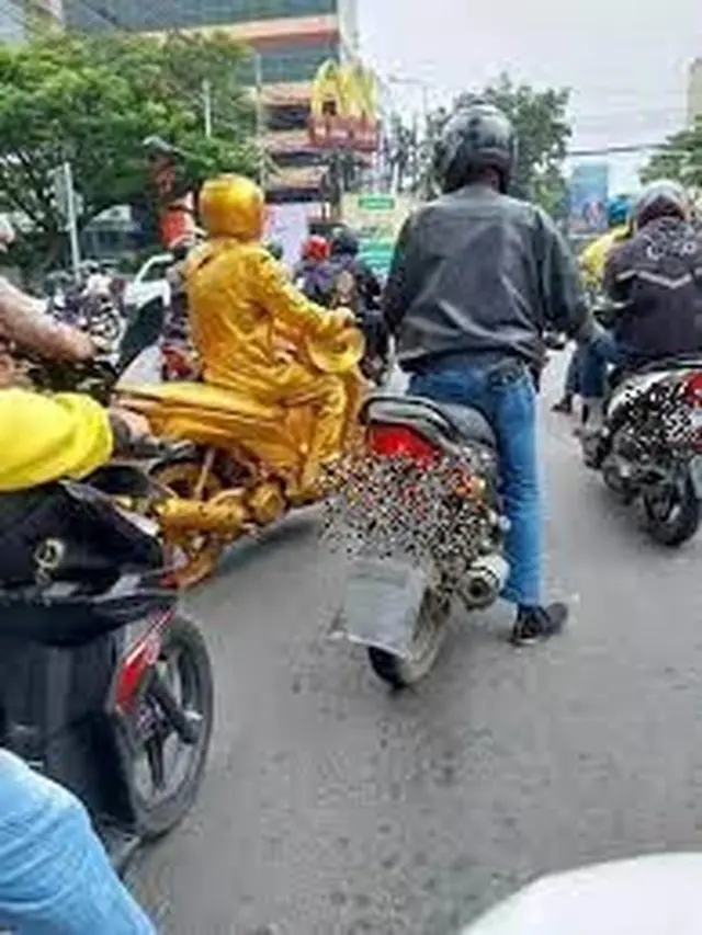 6 Outfit Pengendara Motor Ini Terlalu Mencolok, Jadi Pusat Perhatian