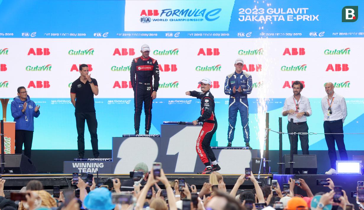 <p>Pembalap TAG Heuer Porsche Formula E Team, Pascal Wehrlein, melakukan selebrasi di podium setelah memenangkan balapan Formula E 2023 di Jakarta International e-Prix Circuit, Sabtu (3/6/2023). Pascal Wehrlein menjadi yang tercepat pada balapan Formula E 2023 Jakarta setelah melahap 36 lap dengan catatan waktu 42 menit 21,995 detik. (Bola.com/M Iqbal Ichsan)</p>