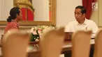Seorang sopir truk bernama Agus Yuda (kiri) berbincang dengan Presiden Joko Widodo di Istana Negara, Jakarta, Selasa (8/5). Agus mengaku berjalan kaki selama 26 hari dari Sidoarjo menuju Jakarta untuk bertemu Jokowi. (Liputan6.com/Angga Yuniar)