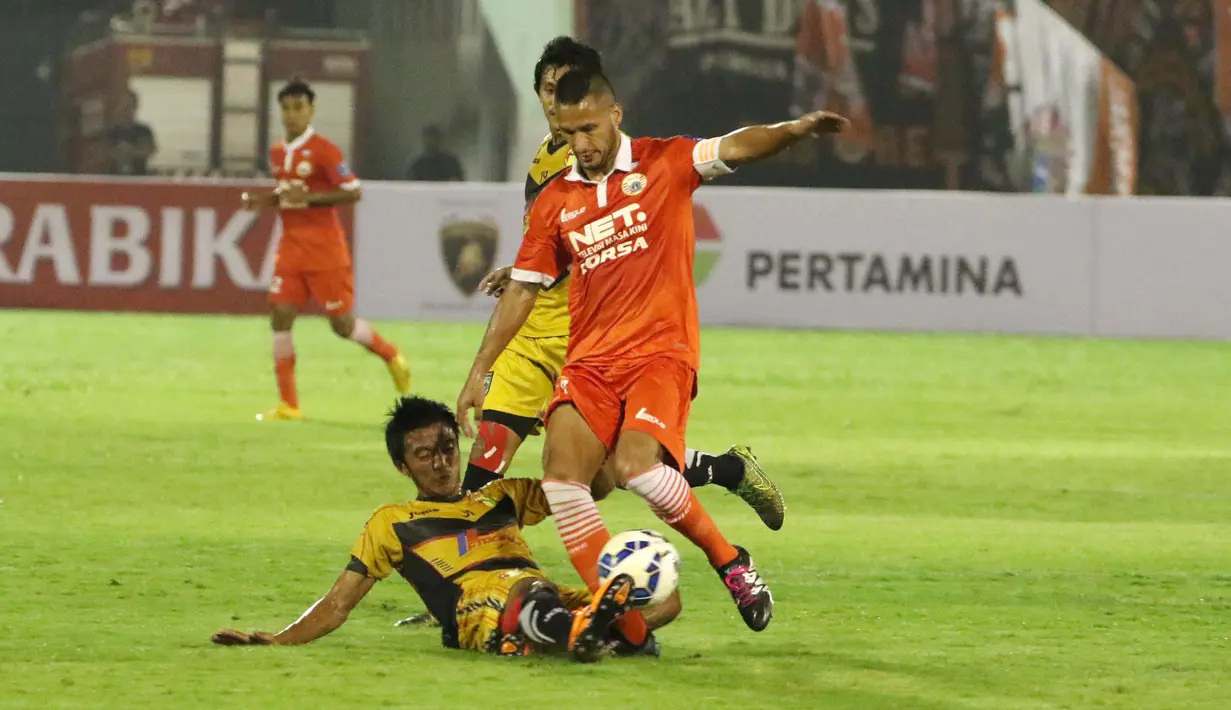 Pemain Persija Jakarta, Raphael Maitimo (kanan) berebut bola dengan para pemain Pemain Mitra Kukar  pada laga grup D piala Jenderal Sudirman di Stadion Manahan, Solo, Sabtu (12/12/2015). (Bola.com/Nicklas Hanoatubun)