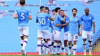 Pemain Manchester City merayakan gol yang dicetak Gabriel Jesus ke gawang Bournemouth pada laga lanjutan Premier League pekan ke-36 di Etihad Stadium, Kamis (16/7/2020) dini hari WIB. Manchester City menang 2-1 atas Bournemouth. (AFP/Laurence Griffiths/pool)