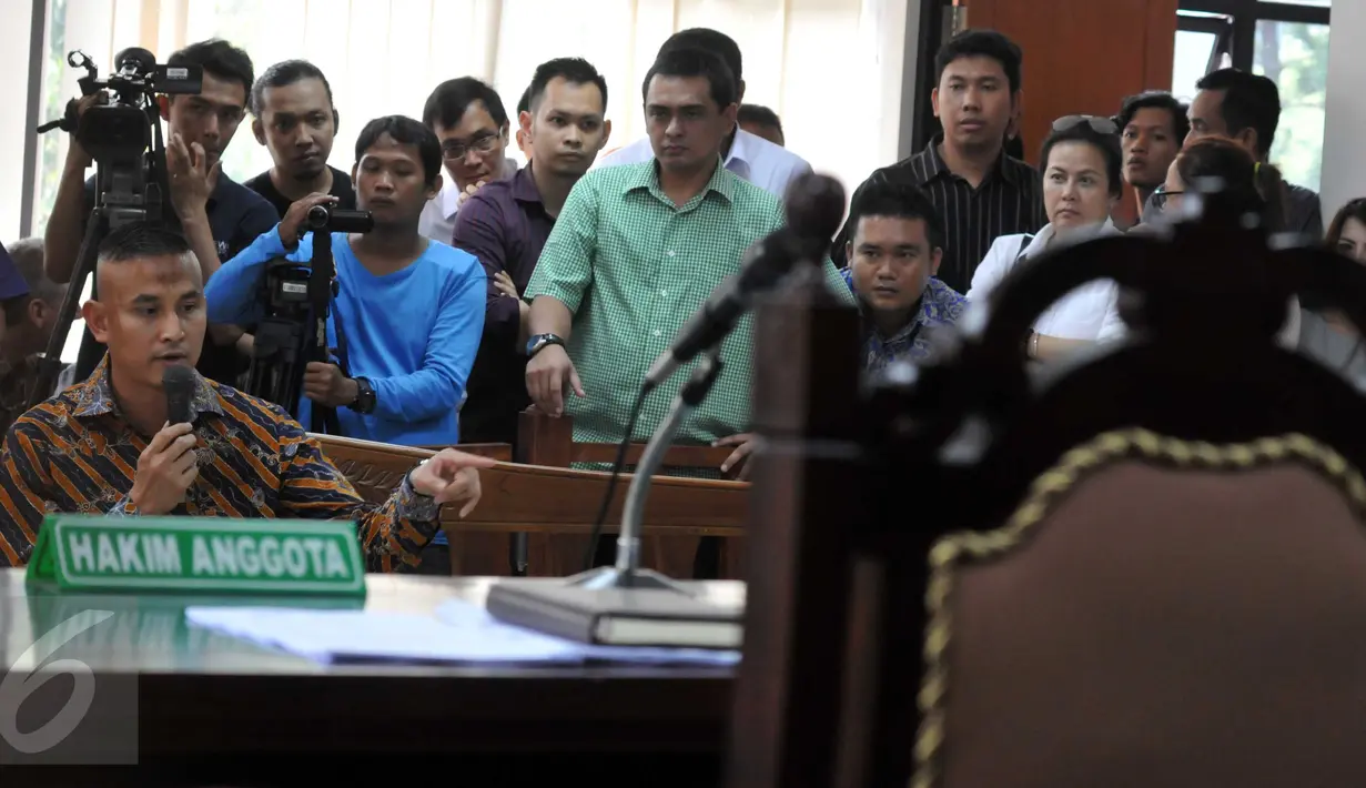 Anak didik OC Kaligis, Afrian Bondjol memberikan kesaksian dalam sidang lanjutan terkait kasus suap anggota hakim dan panitera PTUN Medan dengan terdakwa OC Kaligis di Pengadilan Tipikor, Rabu (4/11). (Liputan6.com/Helmi Afandi)