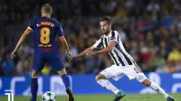 Miralem Pjanic berusaha menahan laju Andres Iniesta pada laga Juventus kontra Barcelona di Camp Nou (12/9/2017). (doc. Juventus)