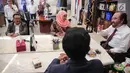 Ketua Umum Partai Nasdem Surya Paloh (kanan) berbincang saat menerima kedatangan Menteri Sosial Khofifah Indar Parawansa di Kantor DPP Nasdem, Jakarta, Rabu (11/10). (Liputan6.com/Faizal Fanani)