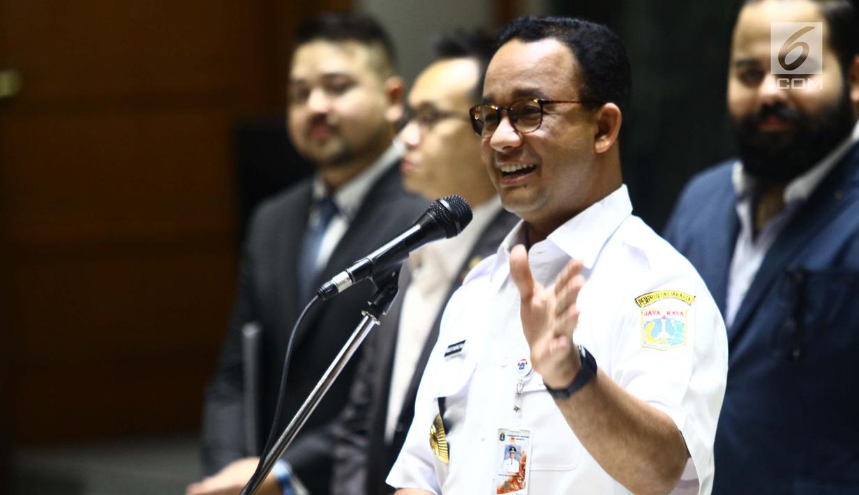 Gubernur DKI Jakarta Anies Baswedan (kiri) memberi sambutan saat pelantikan anggota Himpunan Pengusaha Muda Indonesia Jakarta (HIPMI Jaya) di Balai Kota Jakarta, Rabu (12/12). (Liputan6.com/Angga Yuniar)