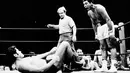 Muhammad Ali menjatuhkan lawannya dalam sebuah laga eksebisi di Tokyo, Jepang, 1 Juli 1976. (AFP)