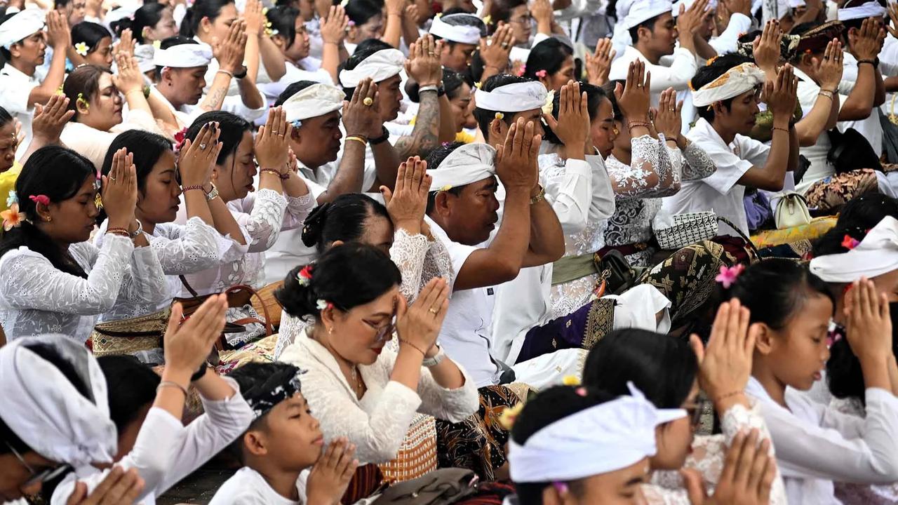 FOTO: Suasana Khidmat Hari Kuningan di Pulau Serangan Bali