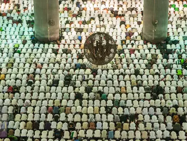 Ribuan umat muslim saat melaksanakan salat Jumat di Masjid Istiqlal, Jakarta, Jumat (31/3). Mereka berencana menggelar aksi 31 Maret di depan Istana Merdeka siang nanti. (Liputan6.com/Gempur M Surya)