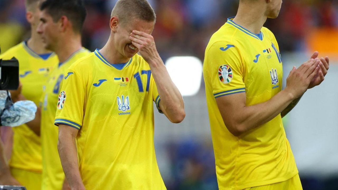 Sejumlah pemain Ukraina tampak lesu seusai menelan hasil imbang dalam duel melawan Belgia pada babak penyisihan Grup E Euro 2024 di&nbsp;Stuttgart Arena, Stuttgart, Jerman, pada Rabu (26/6/2024). Ukraina harus tersingkir dari gelaran Euro 2024 dengan cara