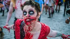 Seorang wanita dengan riasan zombie ikut berpartisipasi dalam parade "Zombie Walk" di Stockholm, Swedia, Sabtu (19/8). Zombie Walk adalah acara yang rutin dilakukan saat musim panas tiba, tepatnya akhir Agustus. (Jonathan NACKSTRAND/AFP)