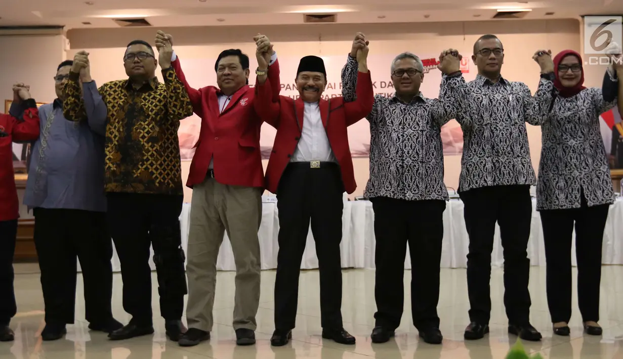 Ketua Umum PKPI, Hendropriyono berfoto bersama Ketua KPU Arief Budiman berserta kadernya usai penyerahan nomor urut peserta Pemilu 2019 di kantor KPU Pusat, Jumat (13/4). (Liputan6.com/Angga Yuniar)