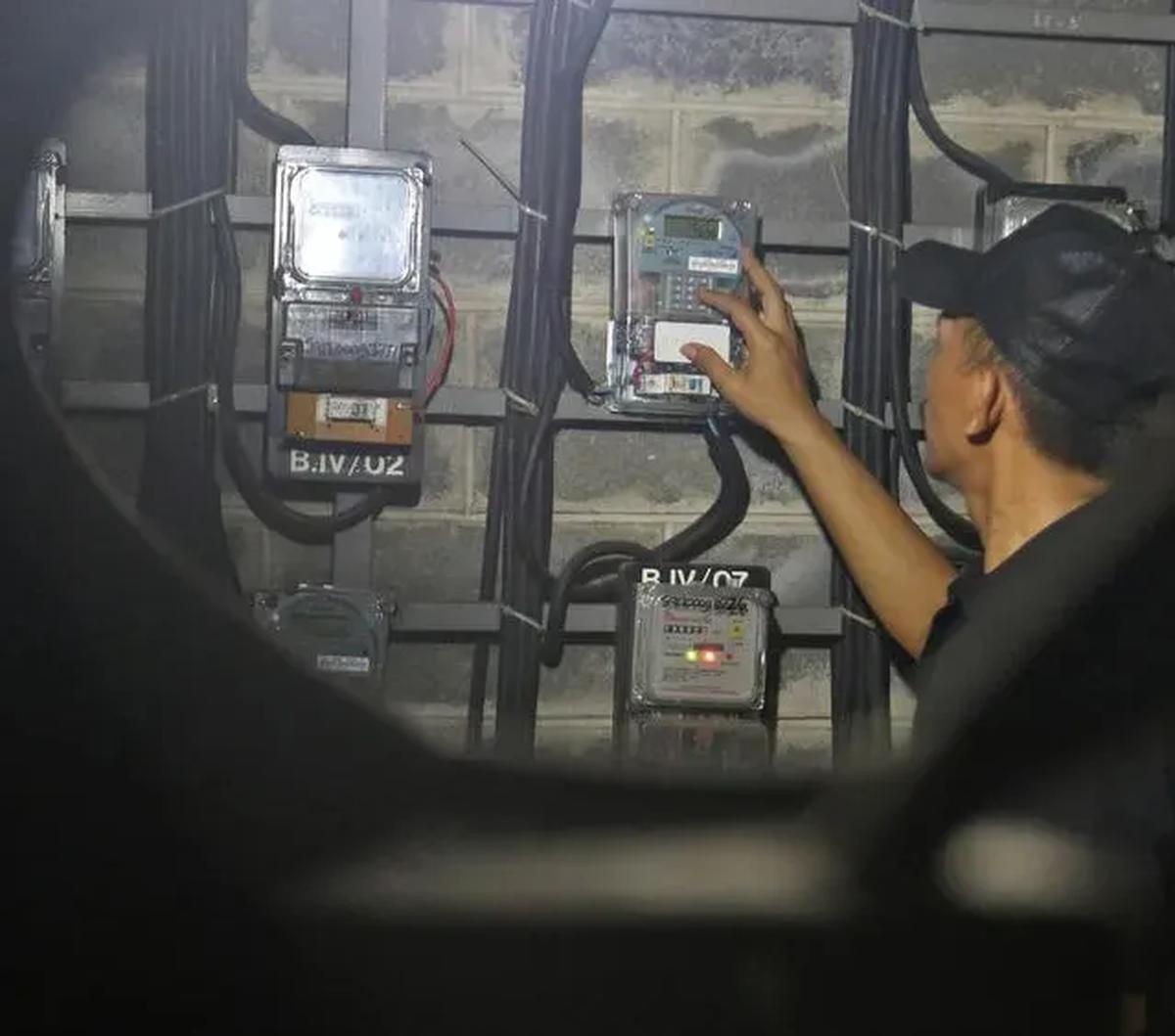 "Apabila terdapat gangguan pada kWh meter, pelanggan bisa menghubungi PLN melalui aplikasi PLN Mobile untuk dilakukan pengecekan," ujar dia.