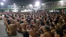 Ratusan tahanan di penjara Provinsi Cebu, Filipina dipaksa telanjang pada foto yang dirilis Kamis (2/3). Mereka ditelanjangi sebagai bagian dari prosedur standar operasi dalam mencari barang terlarang. (MERLIE DACUNOS/CEBU PROVINCIAL POLICE OFFICE/AFP)
