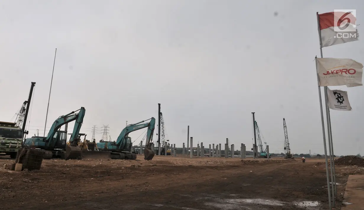 Sejumlah alat berat terlihat di area proyek pembangunan Stadion BMW, Jakarta, Rabu (10/7/2019). Di tengah kasus sengketa lahan dengan PT Buana Permata Hijau, PT Jakarta Propertindo (Jakpro) tetap melanjutkan pembangunan Stadion BMW. (merdeka.com/Iqbal S. Nugroho)