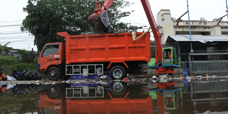 Masuki Musim Hujan, Petugas Bersihkan Sampah dari Sungai Ciliwung