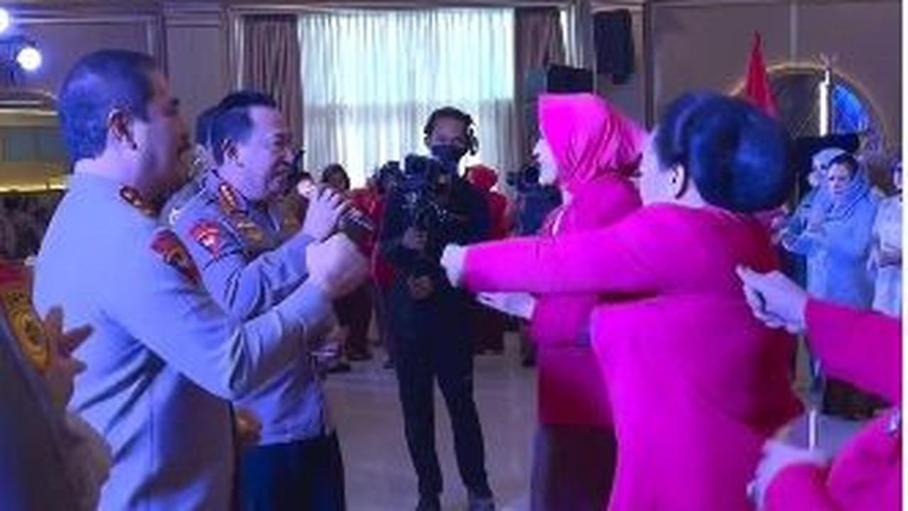 Di hadapan mereka berdiri para istri yang mengenakan seragam Bhayangkari berwarma merah muda.