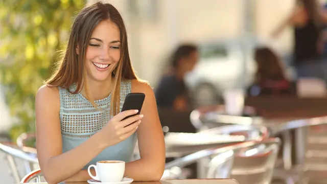 Ilustrasi memegang ponsel