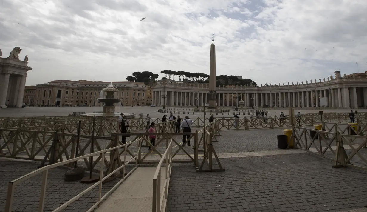 Orang-orang berbaris di Lapangan Santo Petrus, Vatikan, Senin (18/5/2020). Basilika Santo Petrus kembali dibuka setelah ditutup lebih dari dua bulan akibat pandemi COVID-19. (AP Photo/Alessandra Tarantino)