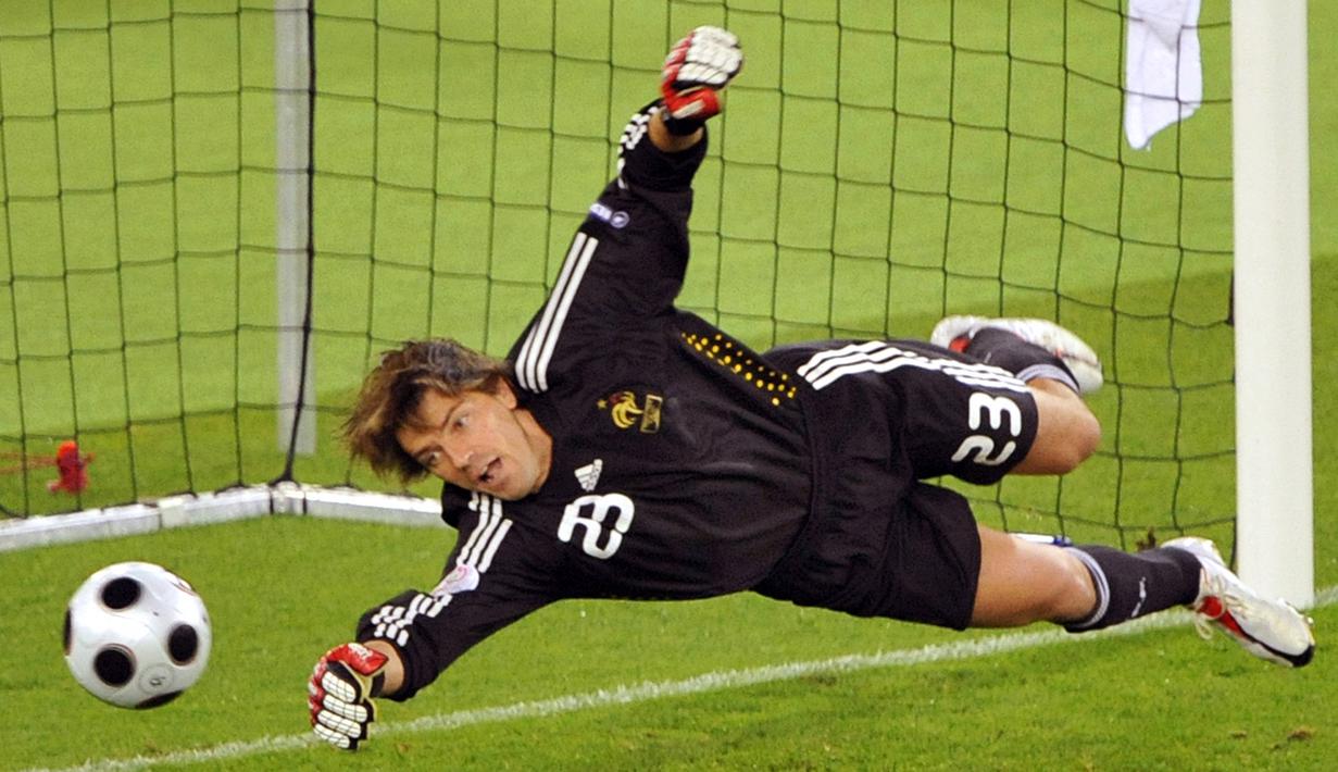 Gregory Coupet. Kiper Timnas Prancis ini menjalani laga terakhirnya di gelaran Piala Eropa saat menghadapi Italia pada fase grup Euro 2008, 17 Juni 2008. Ia berusia 35 tahun, 4 bulan dan 17 hari kala itu. Ia pensiun pada 2011 usai mengoleksi 34 caps bersama Tim Ayam Jago. (AFP/John MacDougall)