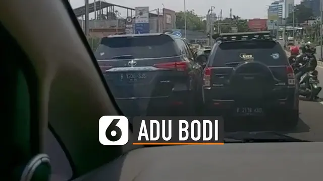 Beredar video dua mobil saling beradu di jalanan Cibubur. Belum diketahui apa yang menyebabkan hal itu terjadi.