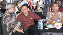 Ketua KPU, Arief Budiman (kiri) berbincang dengan Ketua Bawaslu RI, Abhan jelang perayaan HUT Bawaslu ke-11 di Jakarta, Selasa (9/4). Selain merayakan Hut ke-11, Bawaslu merilis pemuktahiran dari Indeks Kerawanan Pemilu 2019. (Liputan6.com/Helmi Fithriansyah)